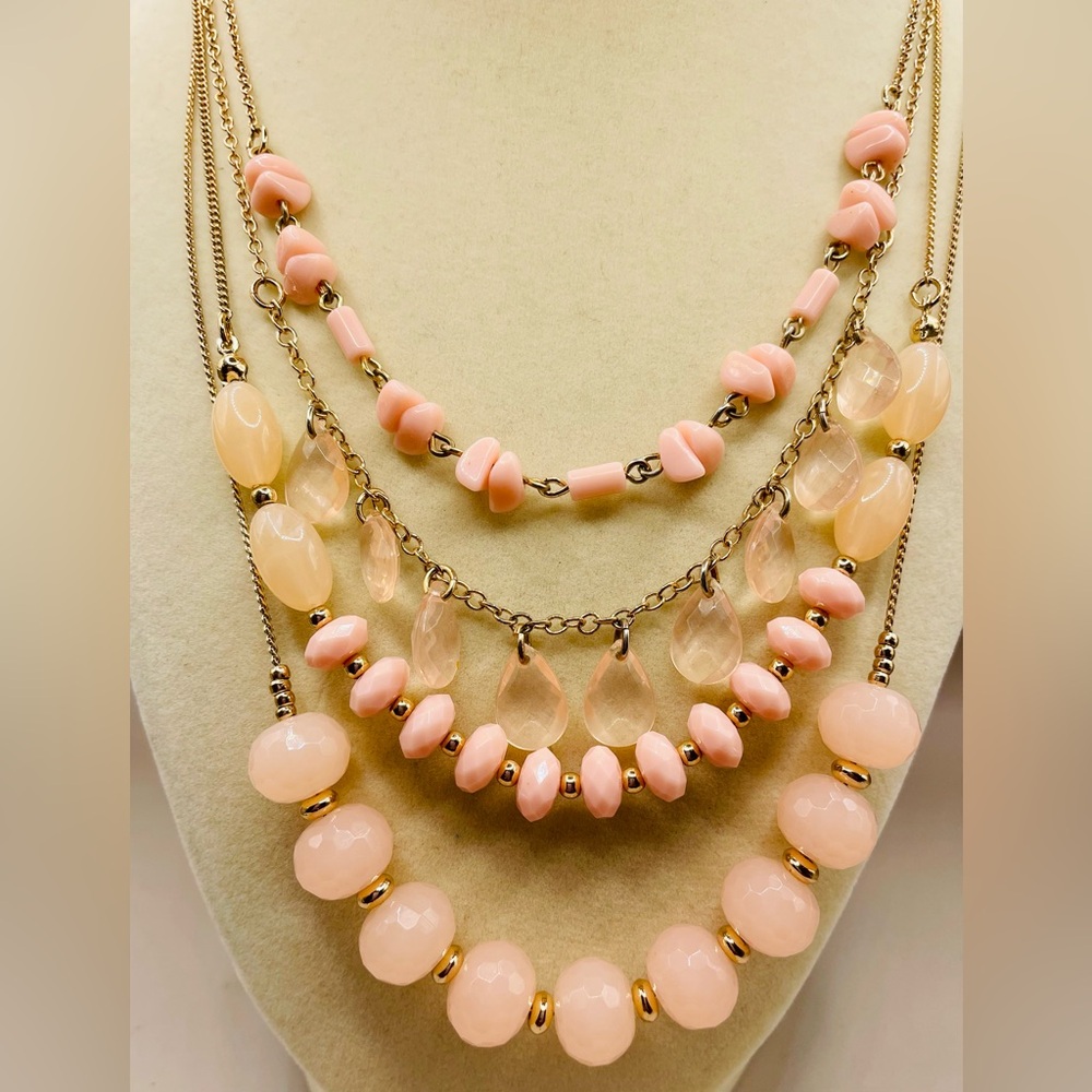 NWT 4 strand pink bead statement necklace. Various color and shapes faceted bead